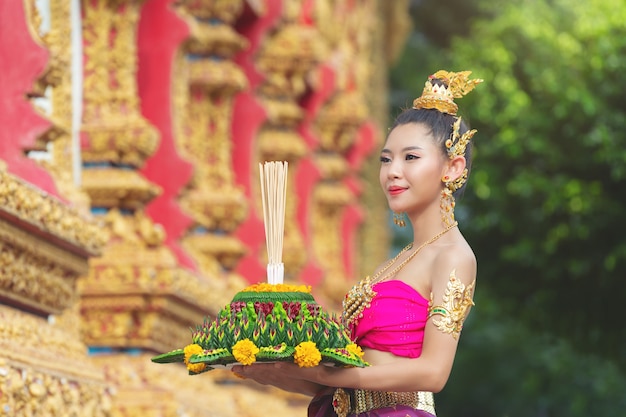 Mujer de Asia en traje tailandés tradicional mantenga kratong. Festival de loy krathong