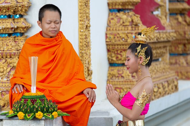 Mujer de Asia en traje tailandés tradicional mantenga kratong. Festival de loy krathong