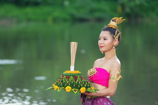 Mujer de Asia en traje tailandés tradicional mantenga kratong. Festival de loy krathong