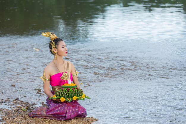 Mujer de Asia en traje tailandés tradicional mantenga kratong. Festival de loy krathong