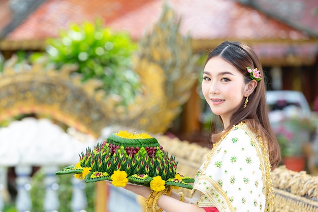 Mujer de Asia en traje tradicional tailandés mantenga kratong Loy krathong festival