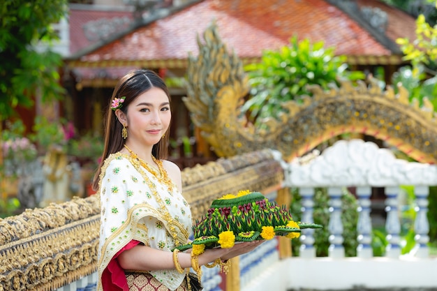 Mujer de Asia en traje tradicional tailandés mantenga kratong Loy krathong festival