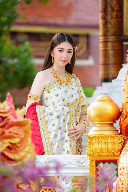 Mujer de Asia en traje tradicional tailandés mantenga kratong Loy krathong festival