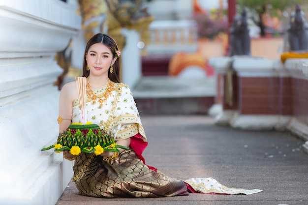 Foto gratuita mujer de asia en traje tradicional tailandés mantenga kratong loy krathong festival