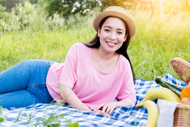 Mujer asiática, acostado, en, tela de picnic