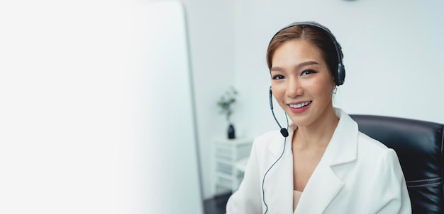 Mujer asiática Agente del centro de llamadas con auriculares trabajando en la línea directa de soporte