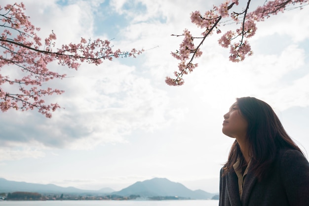 Foto gratuita mujer asiática apreciando la naturaleza que la rodea