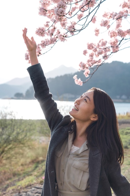 Foto gratuita mujer asiática apreciando la naturaleza que la rodea