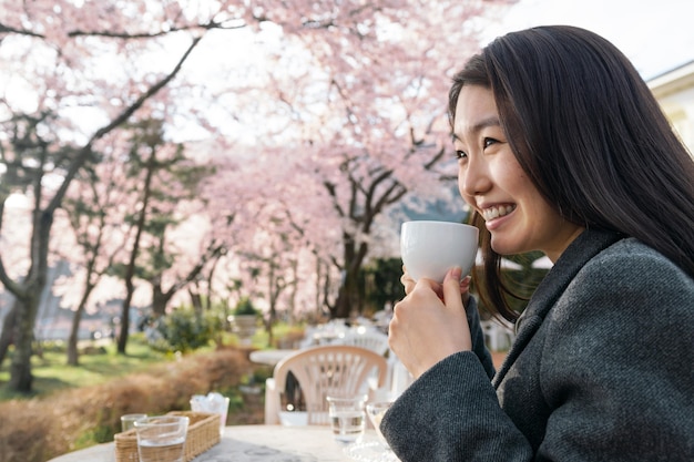 Mujer asiática apreciando la naturaleza que la rodea