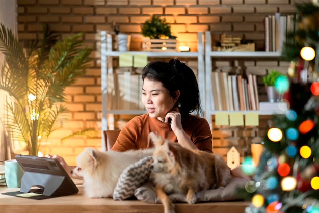 mujer asiática atractiva mano abrazo abrazo sosteniendo pomeranian lindo perro faldero trabajando desde casa estudio con felicidad y alegre mujer asiática quedarse en casa y trabajar con un pequeño amigo perro juntos