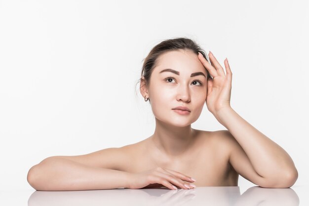 Mujer asiática belleza cuidado de la piel aislado en la pared blanca