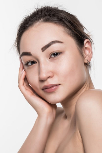 Mujer asiática de belleza con piel limpia y fresca aislada en la pared blanca.