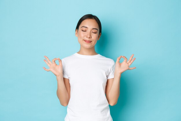 Mujer asiática en camiseta casual posando