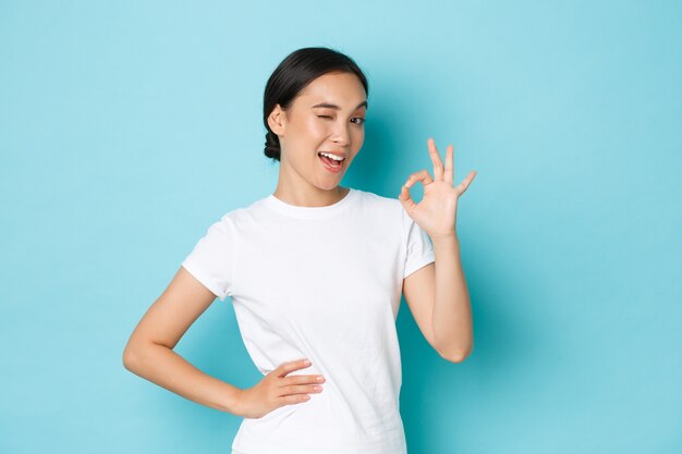 Mujer asiática en camiseta casual posando