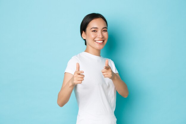 Mujer asiática en camiseta casual posando