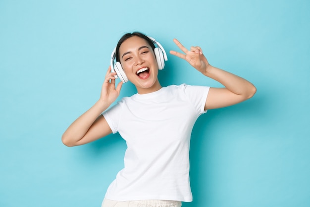 Foto gratuita mujer asiática en camiseta casual posando