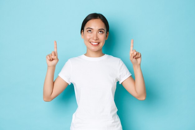 Mujer asiática en camiseta casual posando