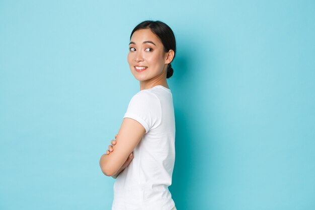 Mujer asiática en camiseta casual posando