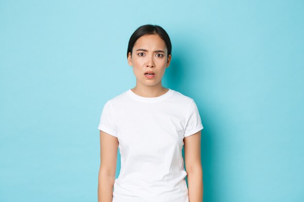 Mujer asiática en camiseta casual posando