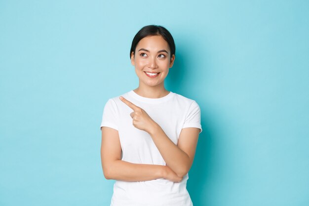 Mujer asiática en camiseta casual posando