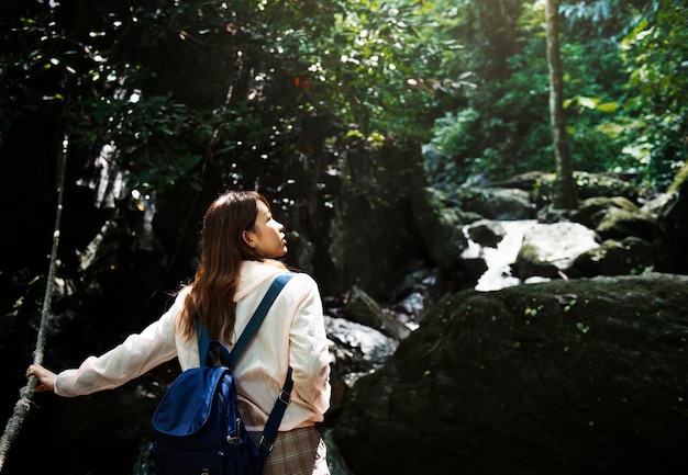 Foto gratuita mujer asiática disfrutando de un viaje al aire libre