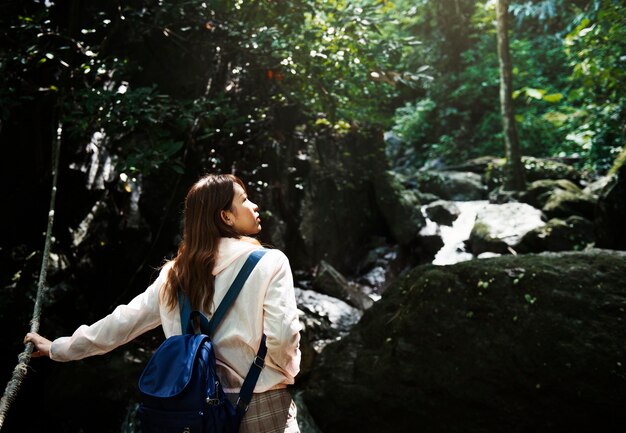 Mujer asiática disfrutando de un viaje al aire libre