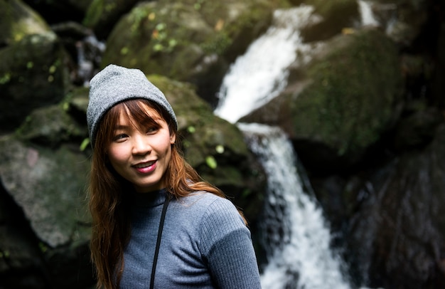 Foto gratuita mujer asiática disfrutando de un viaje al aire libre