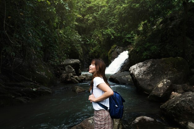 Mujer asiática disfrutando de un viaje al aire libre