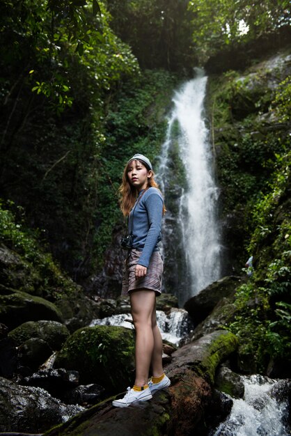 Mujer asiática disfrutando de un viaje al aire libre