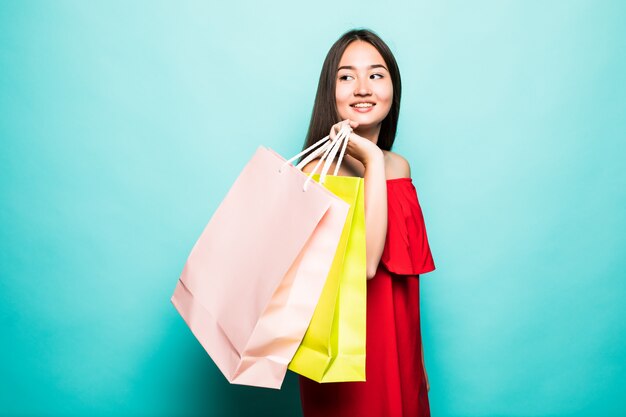 La mujer asiática está de compras en el verano con bolsas de la compra disfruta de las compras.