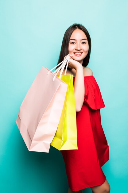 La mujer asiática está de compras en el verano con bolsas de la compra disfruta de las compras.