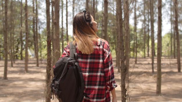 Mujer asiática excursionista trekking en bosque.