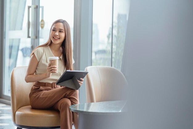 Mujer asiática freelance digital nómada carrera felicidad trabajo alegre sonriente trabajando en línea con dispositivo inteligente tableta teléfono inteligente ocupación en el extranjero proyecto trabajo en cualquier lugar nuevo estilo de vida sin marco