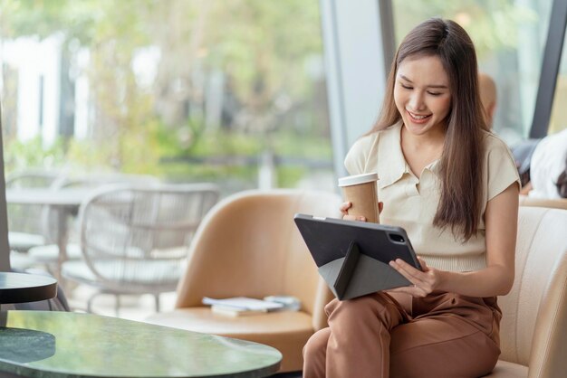 Mujer asiática freelance digital nómada carrera felicidad trabajo alegre sonriente trabajando en línea con dispositivo inteligente tableta teléfono inteligente ocupación en el extranjero proyecto trabajo en cualquier lugar nuevo estilo de vida sin marco