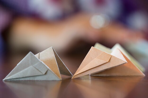 Mujer asiática haciendo origami con papel japonés