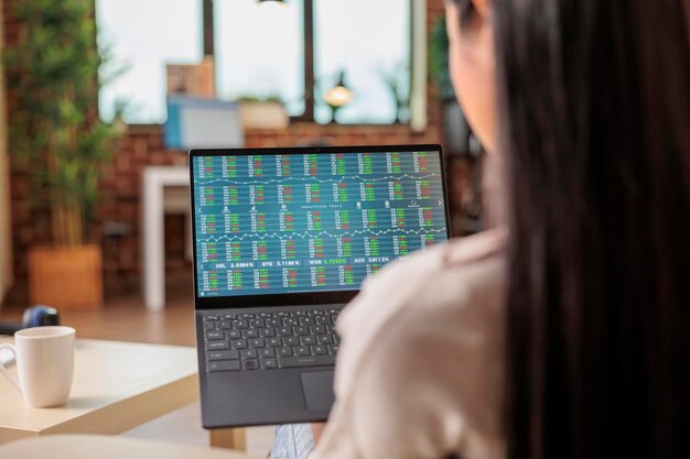 Mujer asiática independiente que trabaja desde casa en una aplicación de negocios. casa negocio ordenador portátil computadora mujer de negocios oficina trabajando sentado mujer trabajo comunicación internet gente en línea contento tecnología