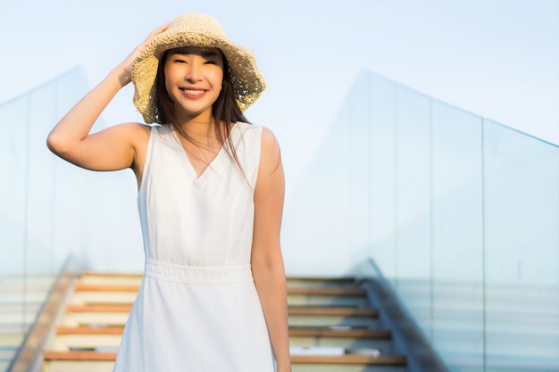 Foto gratuita mujer asiática joven hermosa del retrato feliz y sonrisa en el mar y el océano de la playa