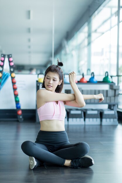 mujer asiática jugar fitness en el gimnasio