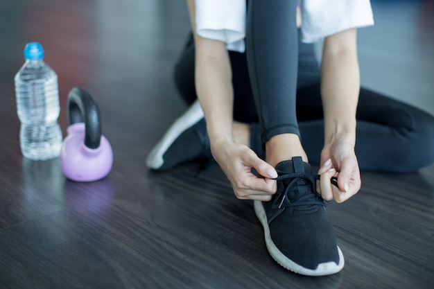 mujer asiática jugar fitness en el gimnasio