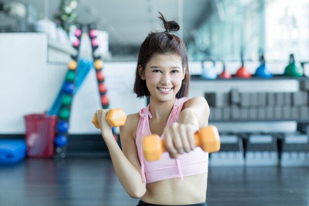 mujer asiática jugar fitness en el gimnasio