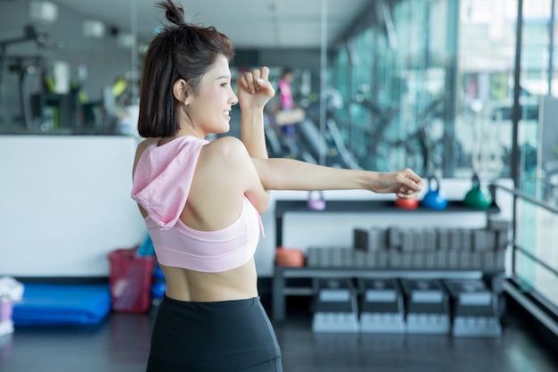 mujer asiática jugar fitness en el gimnasio