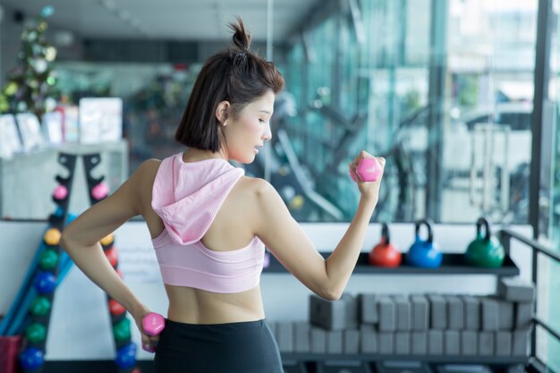 mujer asiática jugar fitness en el gimnasio