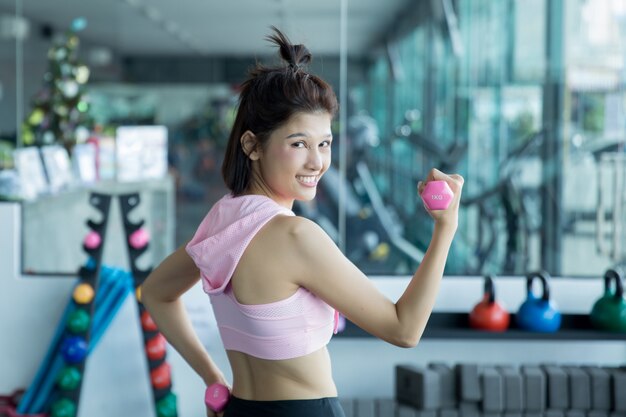 mujer asiática jugar fitness en el gimnasio