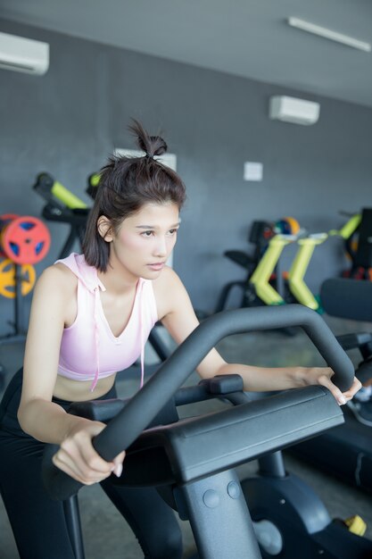 mujer asiática jugar fitness en el gimnasio