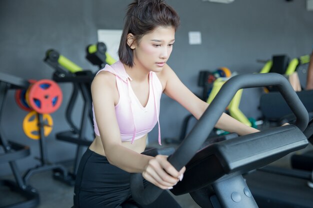 mujer asiática jugar fitness en el gimnasio