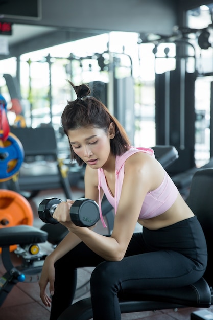mujer asiática jugar fitness en el gimnasio
