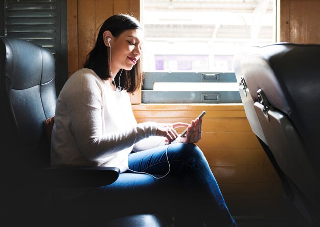 Mujer asiática, montar un tren