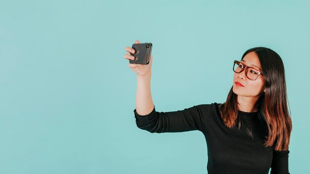 Mujer asiática posando para selfie