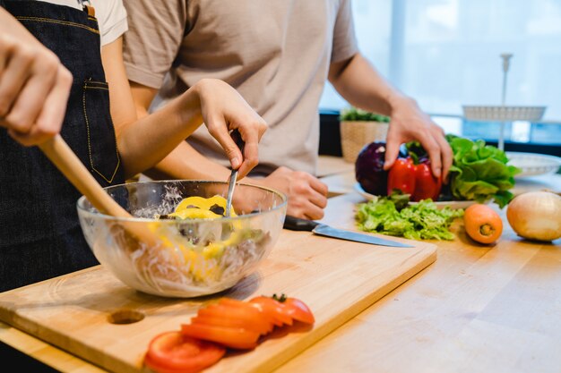 Mujer asiática preparar comida de ensalada en la cocina