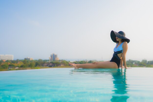 mujer asiática relajante junto a la piscina